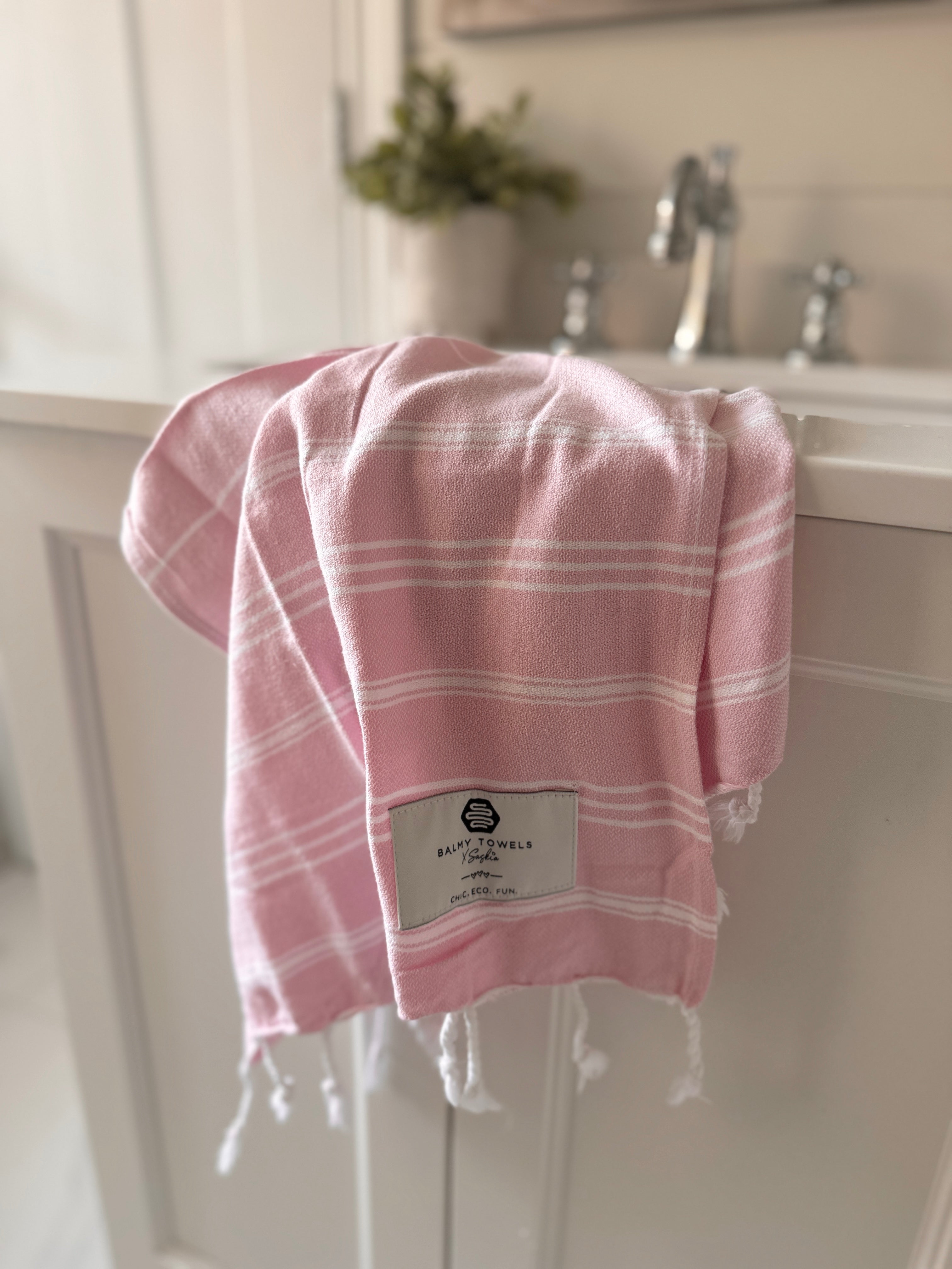 Small in size, big on charm - Luna Mini is your perfect towel for the gym, bathroom or on-the-go. Available in 5 timeless shades.