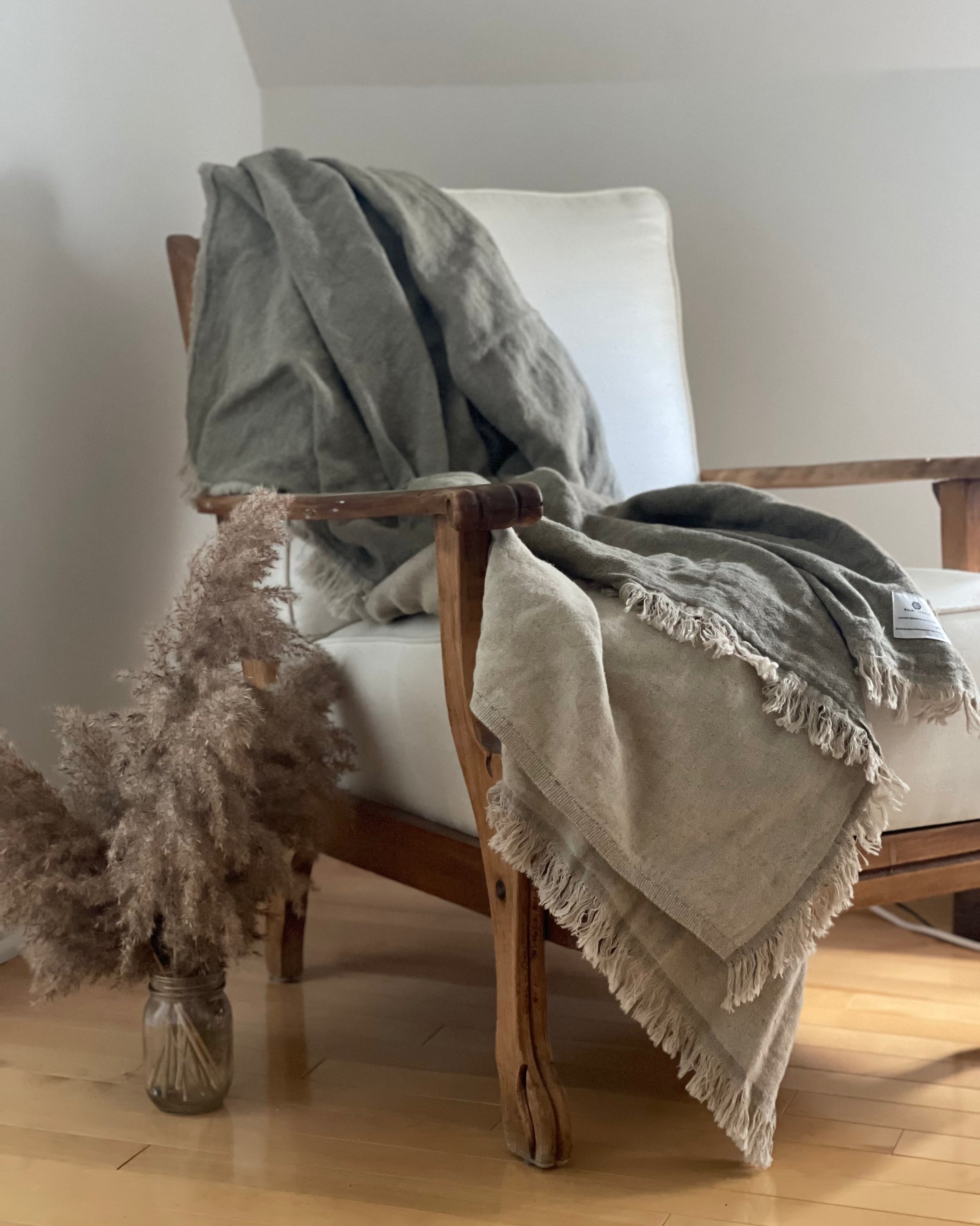 Un jeté Paulina drapé sur un fauteuil