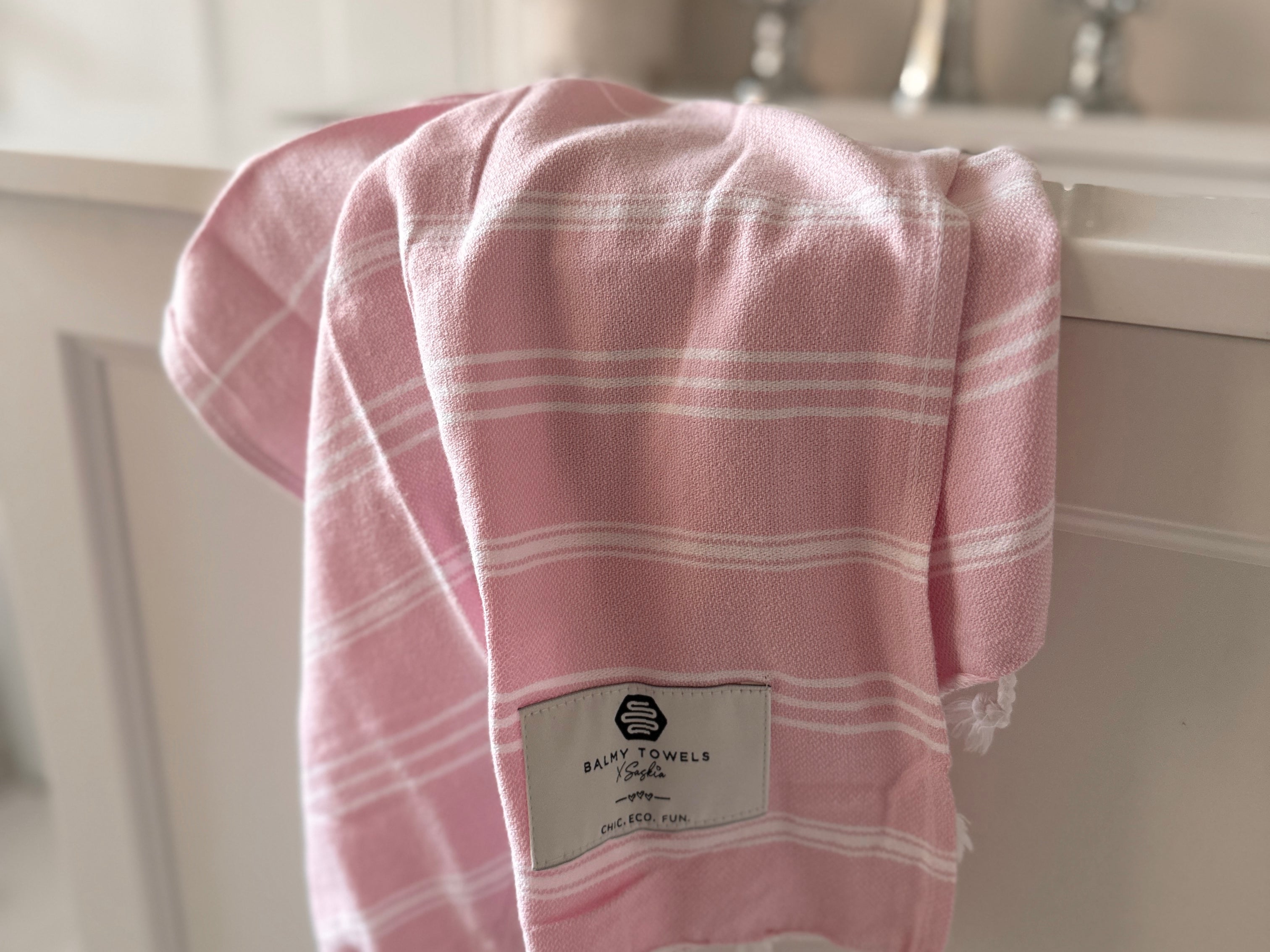 Small in size, big on charm - Luna Mini is your perfect towel for the gym, bathroom or on-the-go. Available in 5 timeless shades.