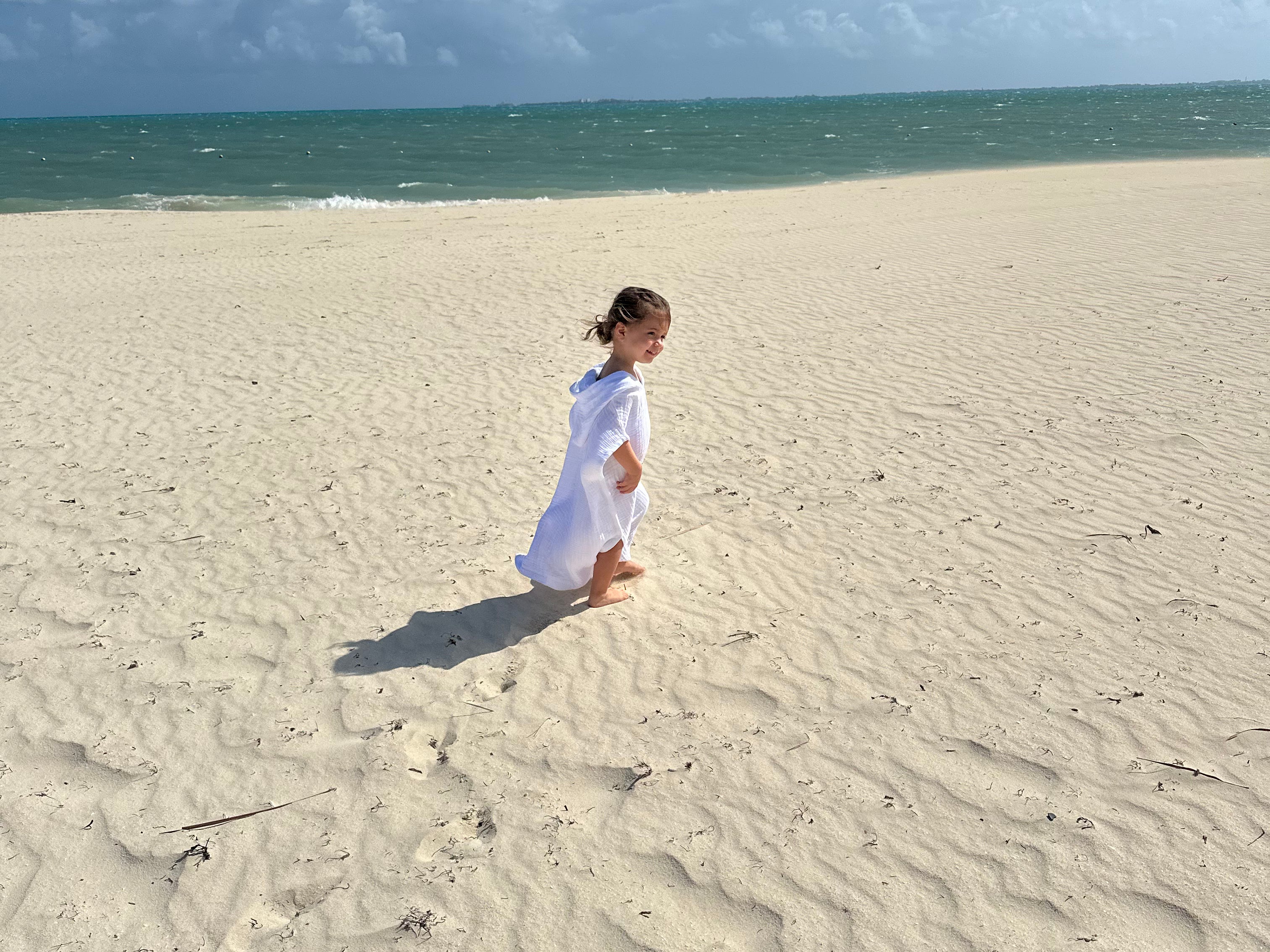Meet the Balmy Mini Poncho, made from 100% combed cotton for ultimate comfort and softness. Perfect after bath time, pool days, or the beach, it dries quickly and feels incredibly cozy. 