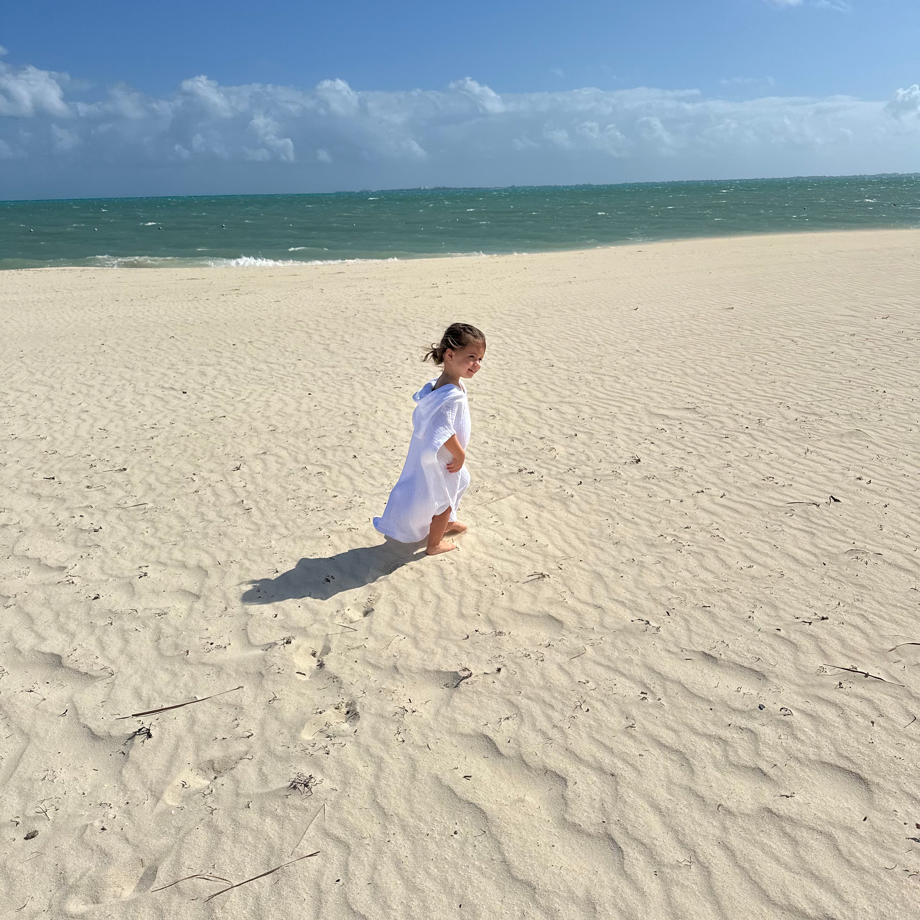 Meet the Balmy Mini Poncho, made from 100% combed cotton for ultimate comfort and softness. Perfect after bath time, pool days, or the beach, it dries quickly and feels incredibly cozy. 