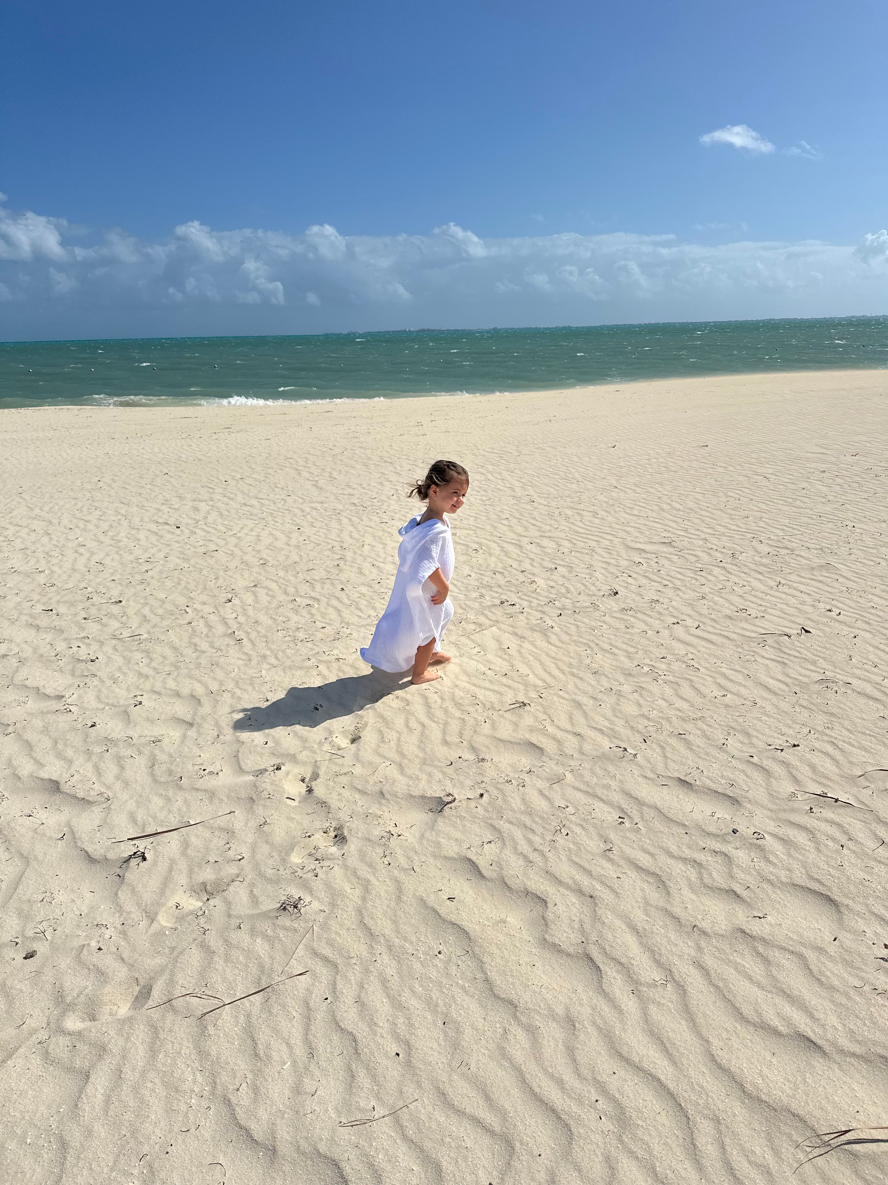 Meet the Balmy Mini Poncho, made from 100% combed cotton for ultimate comfort and softness. Perfect after bath time, pool days, or the beach, it dries quickly and feels incredibly cozy. 