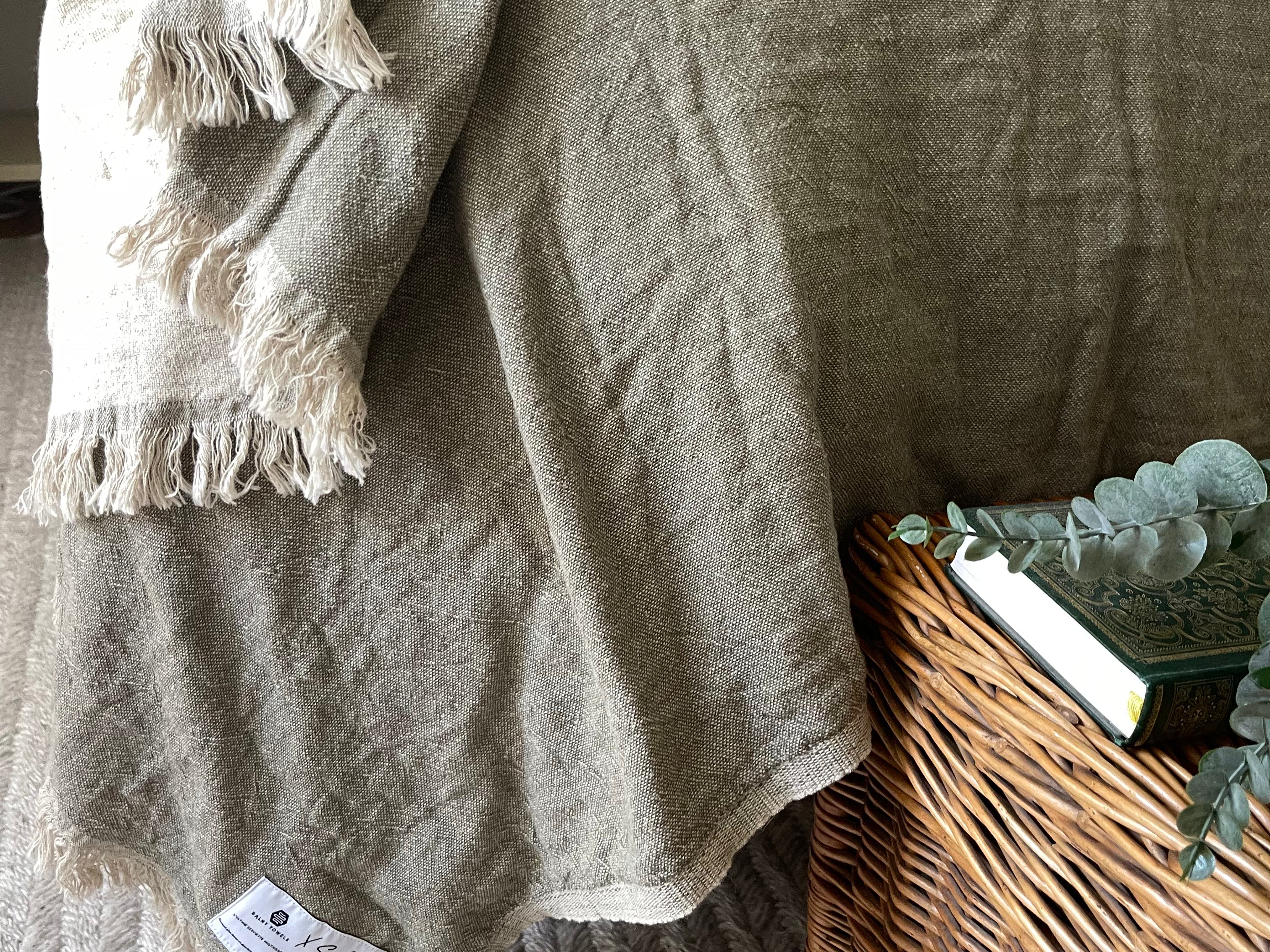 Paulina – Timeless, chic throw in eco-certified cotton and linen, handwoven. Light and soft for all seasons, perfect from sofa to bed.