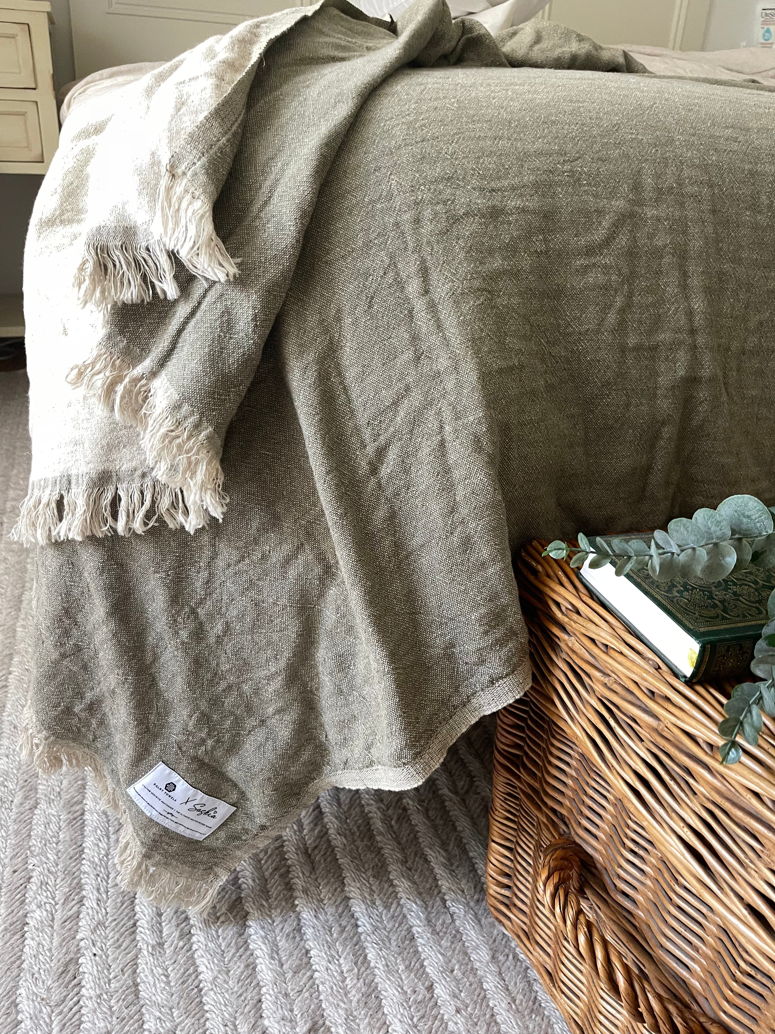 Paulina – Timeless, chic throw in eco-certified cotton and linen, handwoven. Light and soft for all seasons, perfect from sofa to bed.