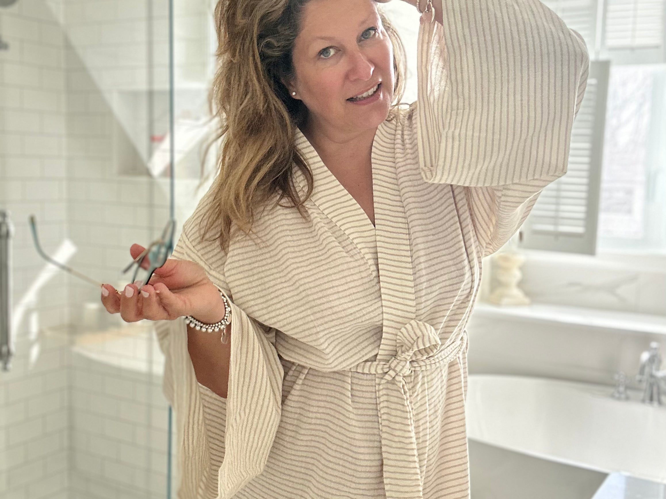 Effortlessly elegant Emma Kimono – minimalist style in warm natural light