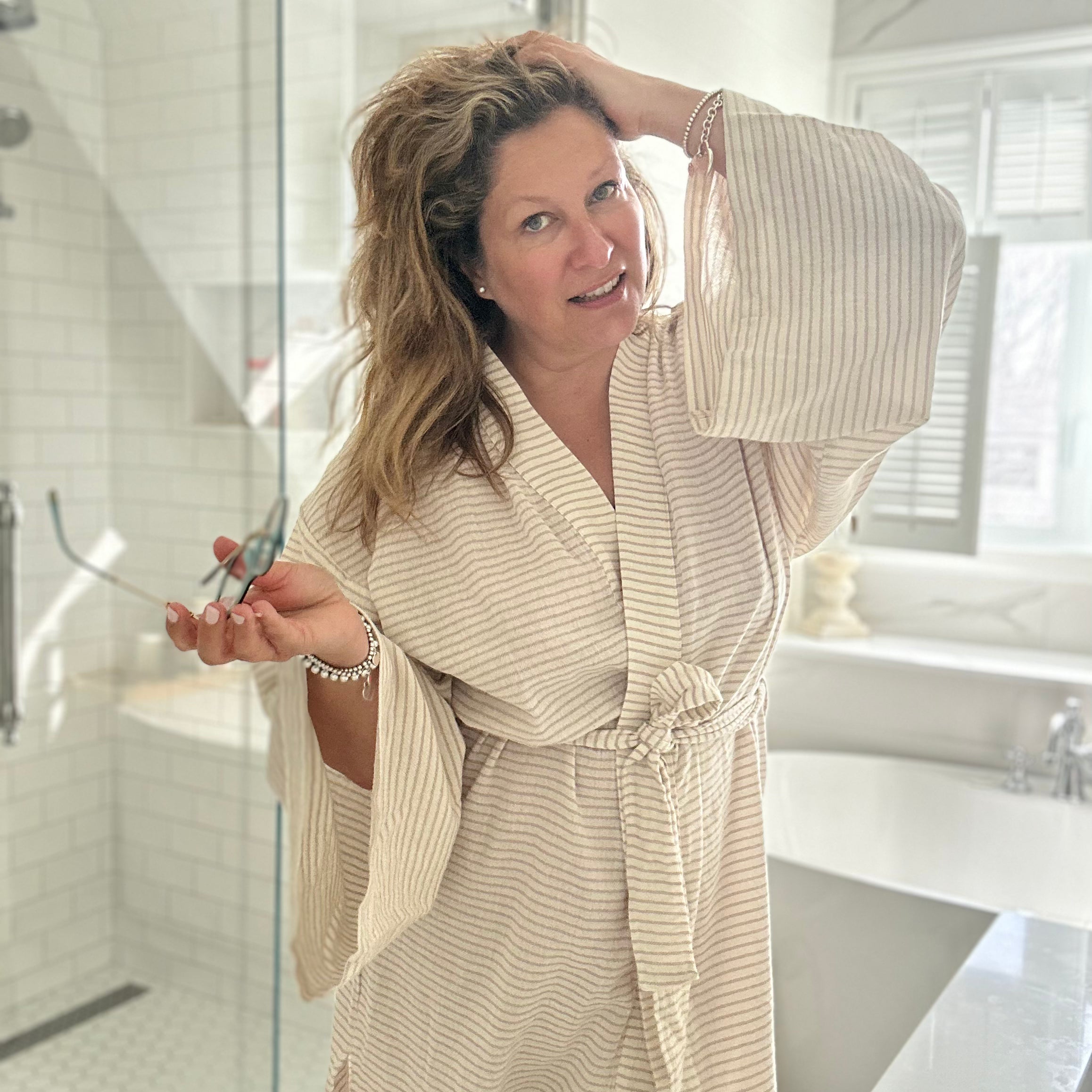 Effortlessly elegant Emma Kimono – minimalist style in warm natural light