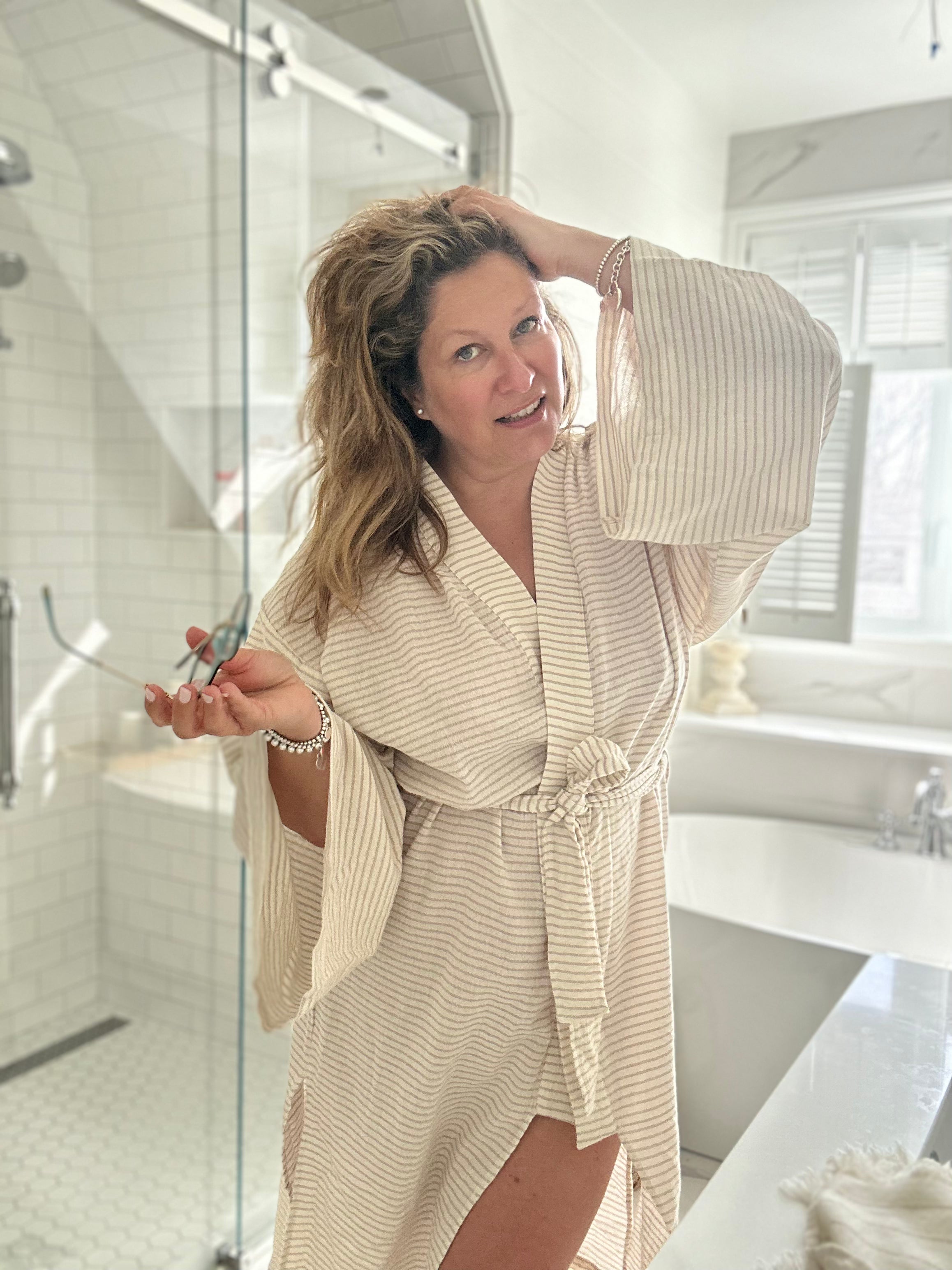Effortlessly elegant Emma Kimono – minimalist style in warm natural light
