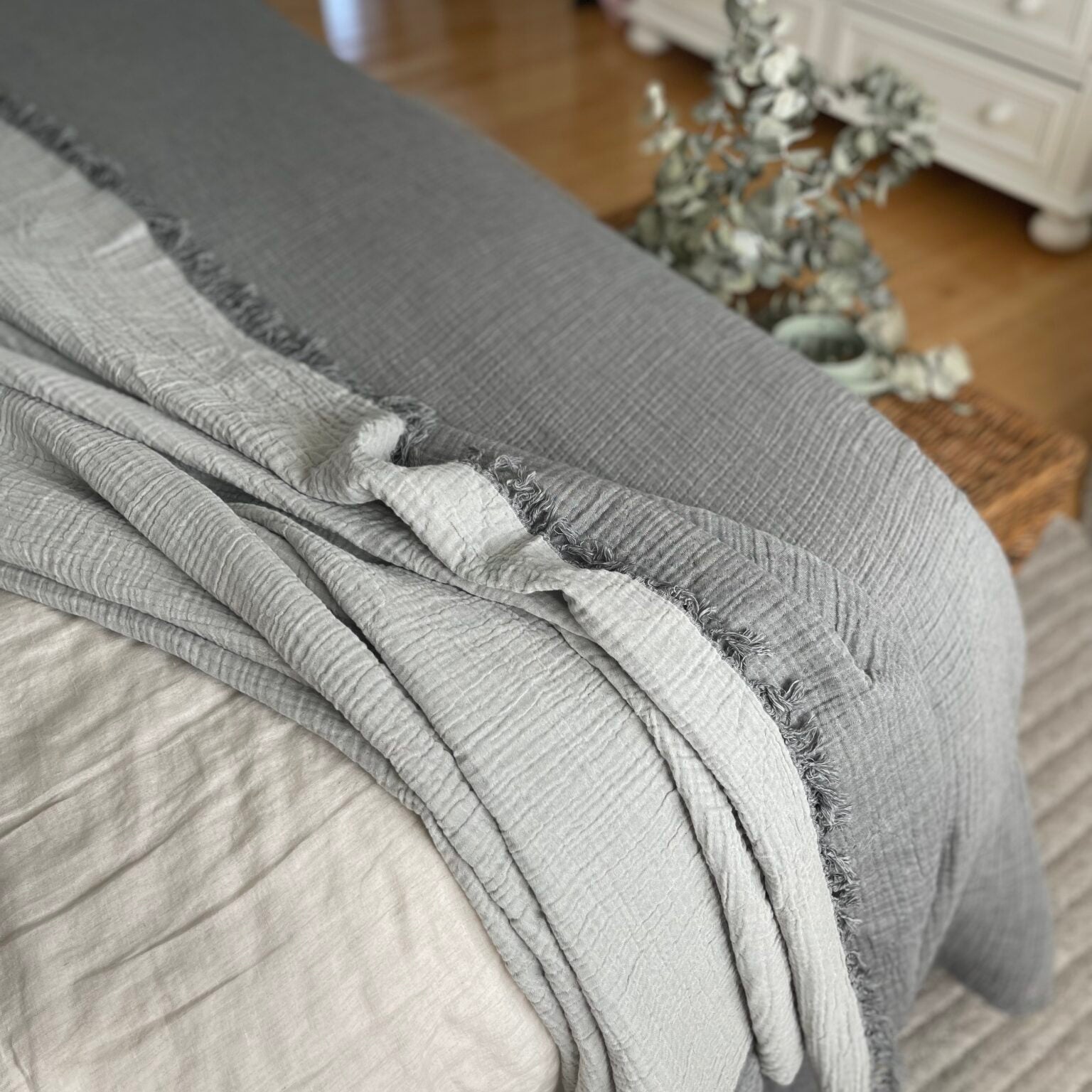 Ollie – Reversible throw in eco-certified cotton, handwoven. Light, soft, and perfect year-round, from sofa to bed.