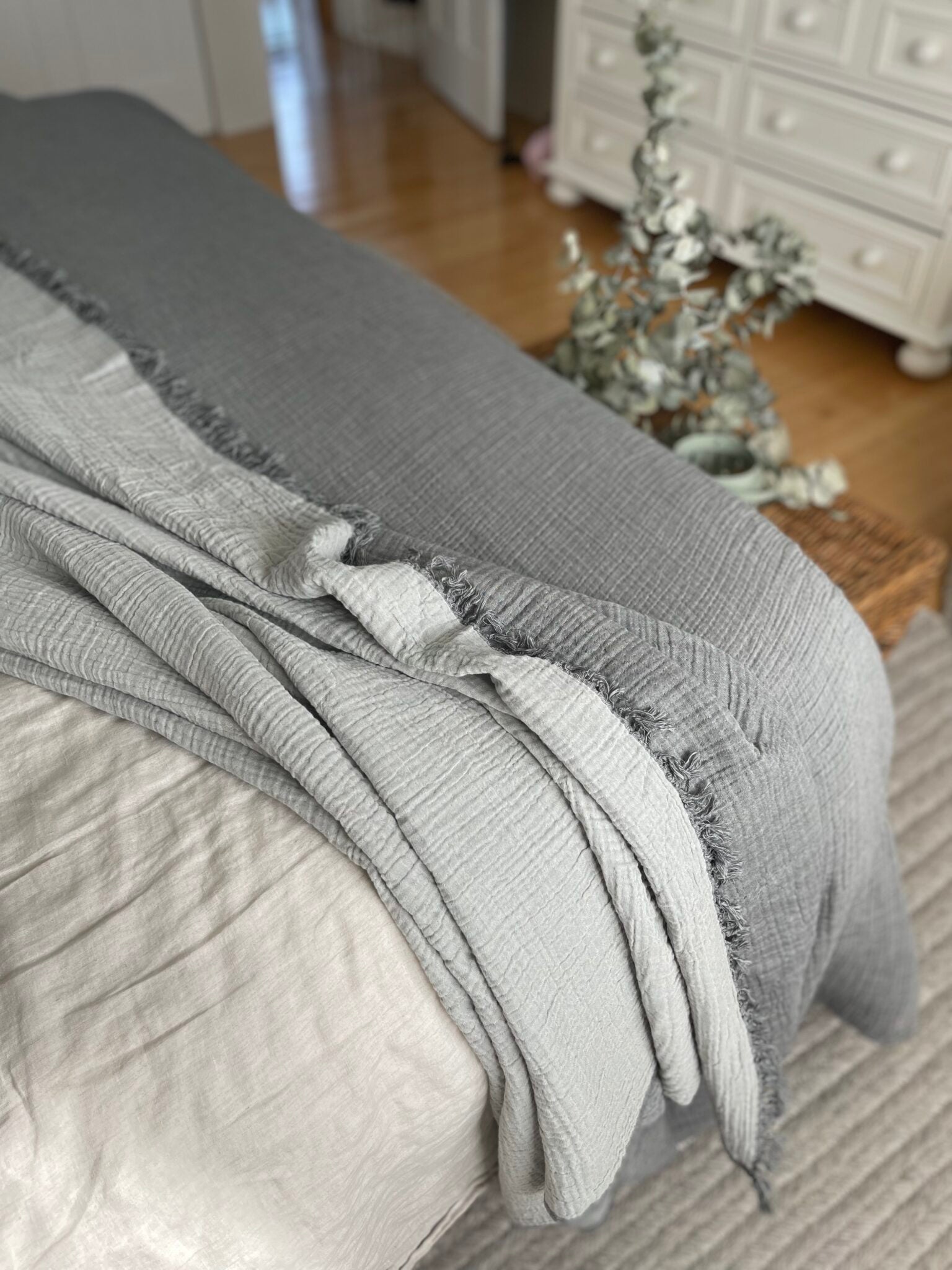 Ollie – Reversible throw in eco-certified cotton, handwoven. Light, soft, and perfect year-round, from sofa to bed.